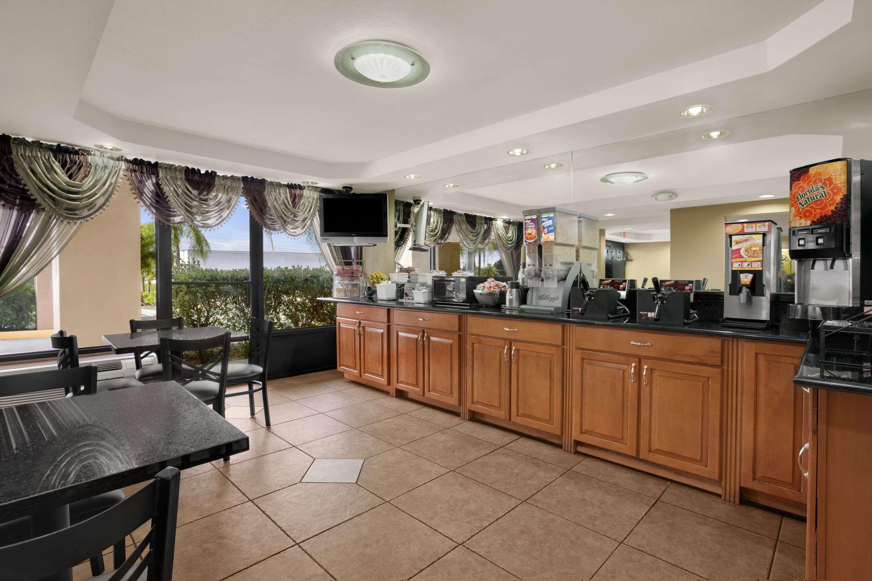 Super 8 By Wyndham Fort Myers Esterno foto