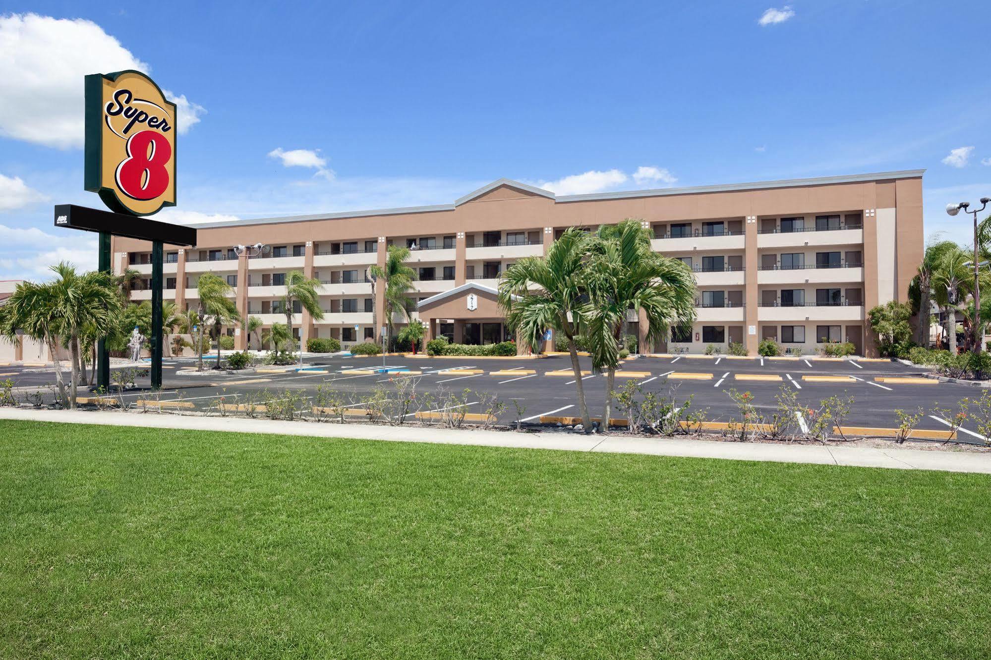 Super 8 By Wyndham Fort Myers Esterno foto