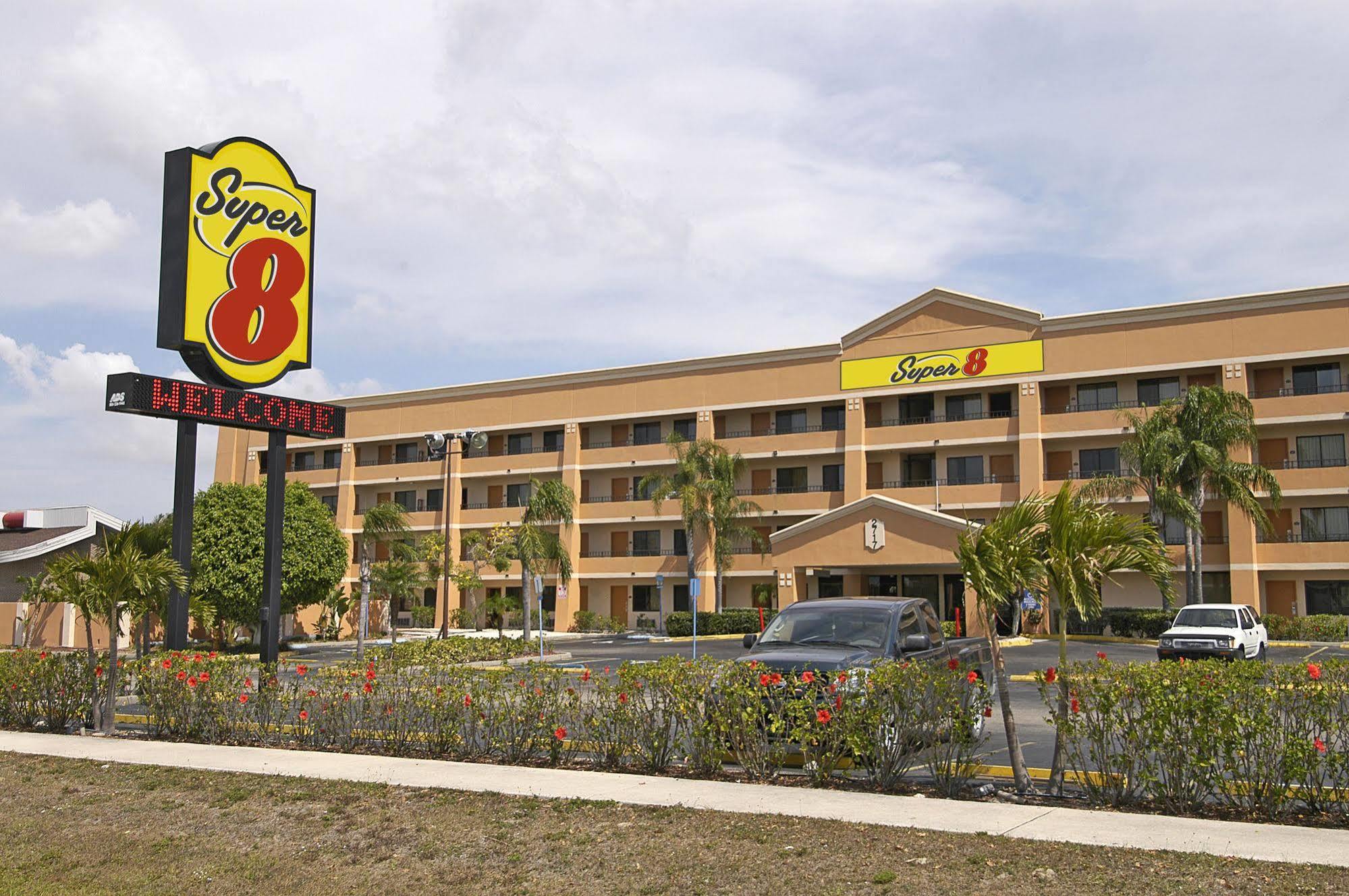 Super 8 By Wyndham Fort Myers Esterno foto