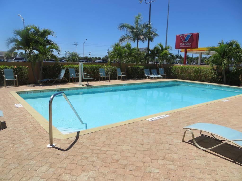 Super 8 By Wyndham Fort Myers Esterno foto