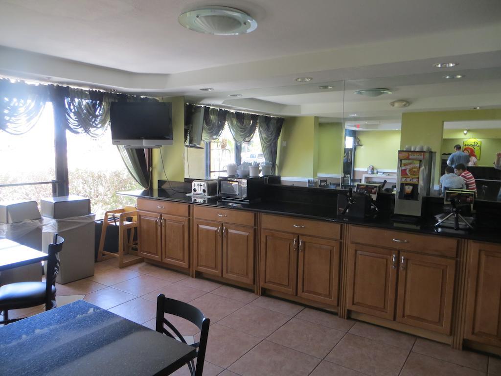Super 8 By Wyndham Fort Myers Esterno foto