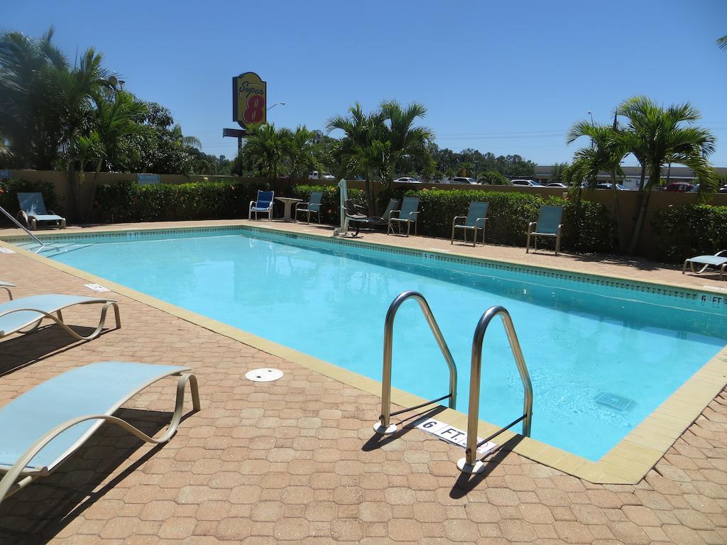 Super 8 By Wyndham Fort Myers Esterno foto