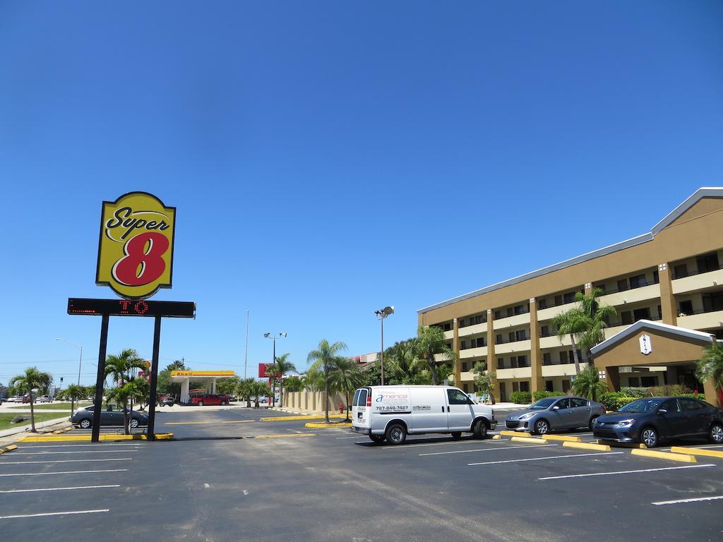Super 8 By Wyndham Fort Myers Esterno foto